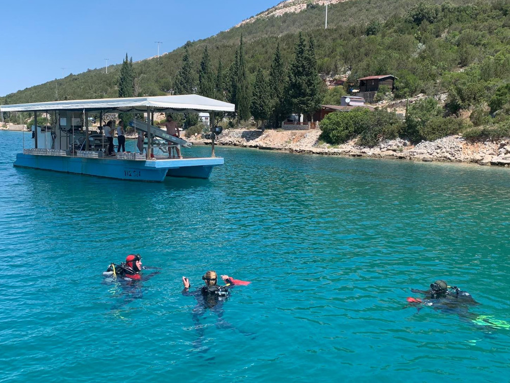 Divers at the Brijesta Bay, collecting litter